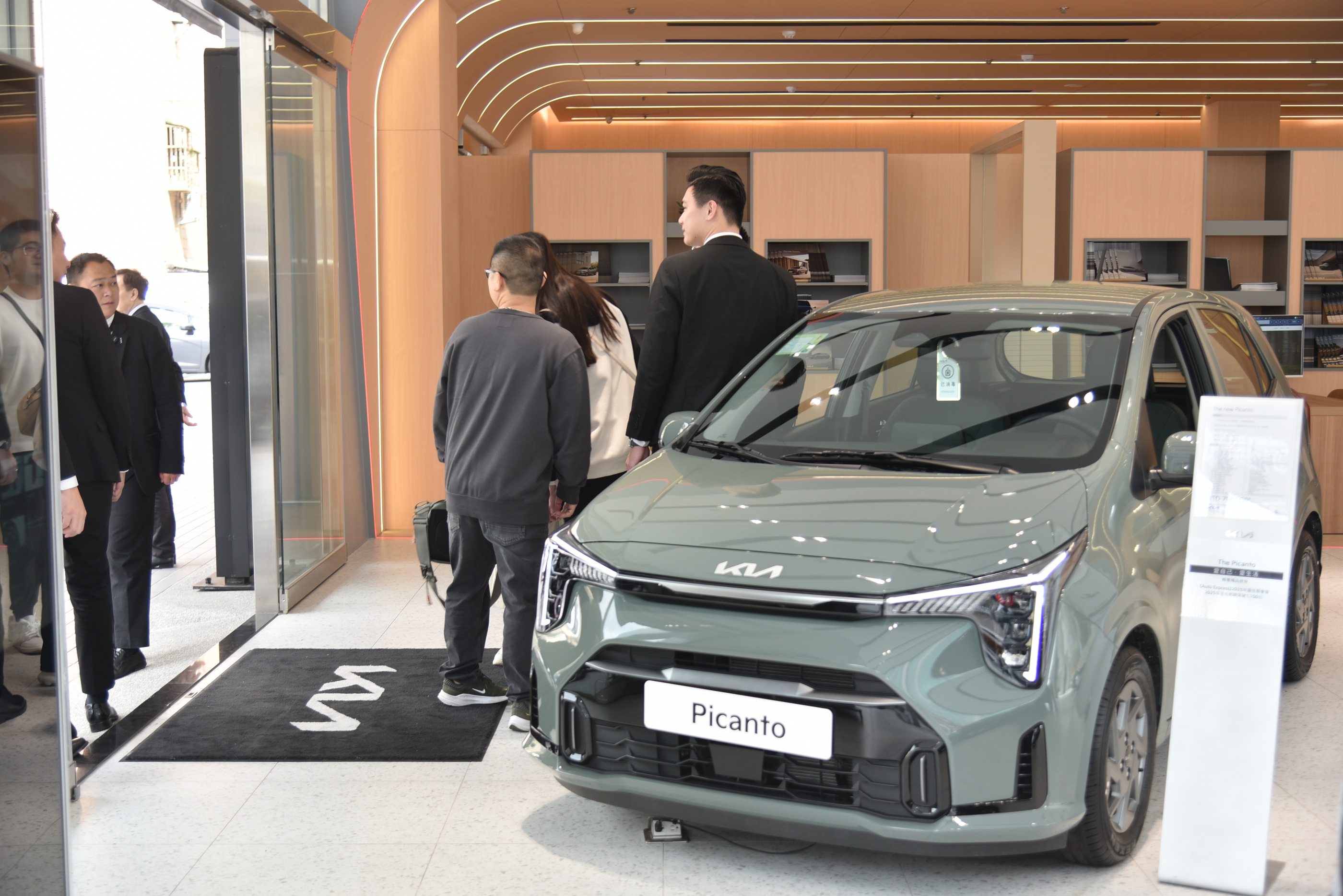 3. 全台首場「Kia Select原廠精選中古車展」吸引超過百位貴賓到場，並創下當日展車近半數25台車輛售出的亮眼成績。